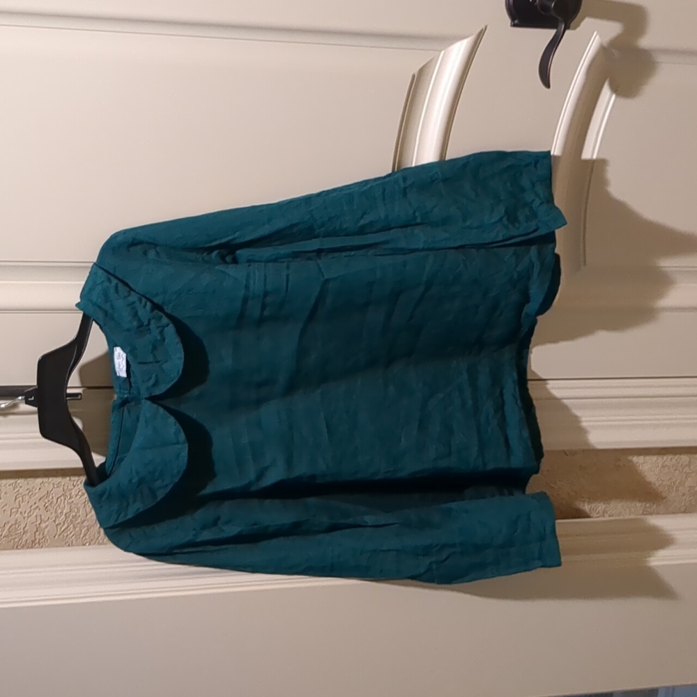 Handmade emerald green linen shirt from Etsy brand Linen Sea